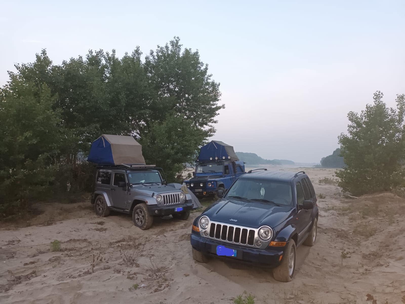 fuoristrada con tenda da tetto al fiume Po