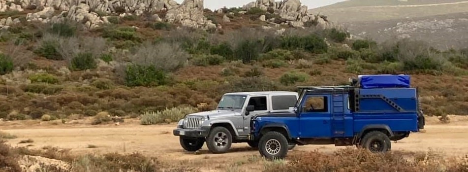 Jeep Wrangler e Land Rover Defender su un sentiero in Sardegna